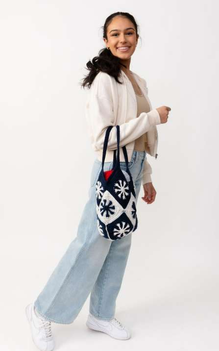 Free Crochet Pattern – Snowflake Granny Square Bag – A Cozy Winter Project with a Twist!